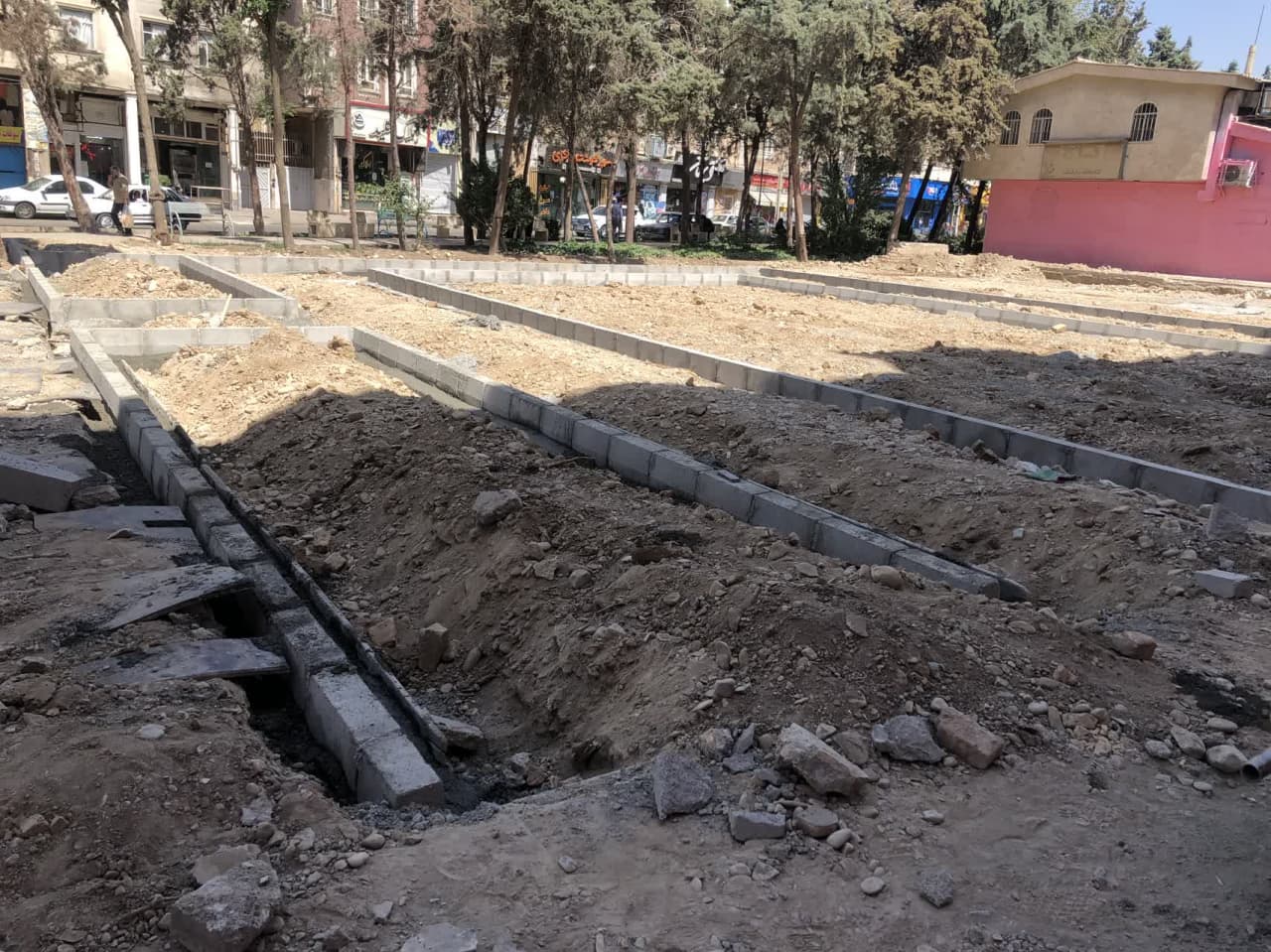 بازسازی بوستان پرنیان مارلیک با جمع‌آوری سکوهای مزاحم و نقاشی دیوارهای پیرامونی
