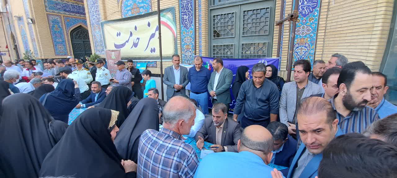 برپایی میز خدمت مسئولین ملارد پس از اقامه نماز جمعه 